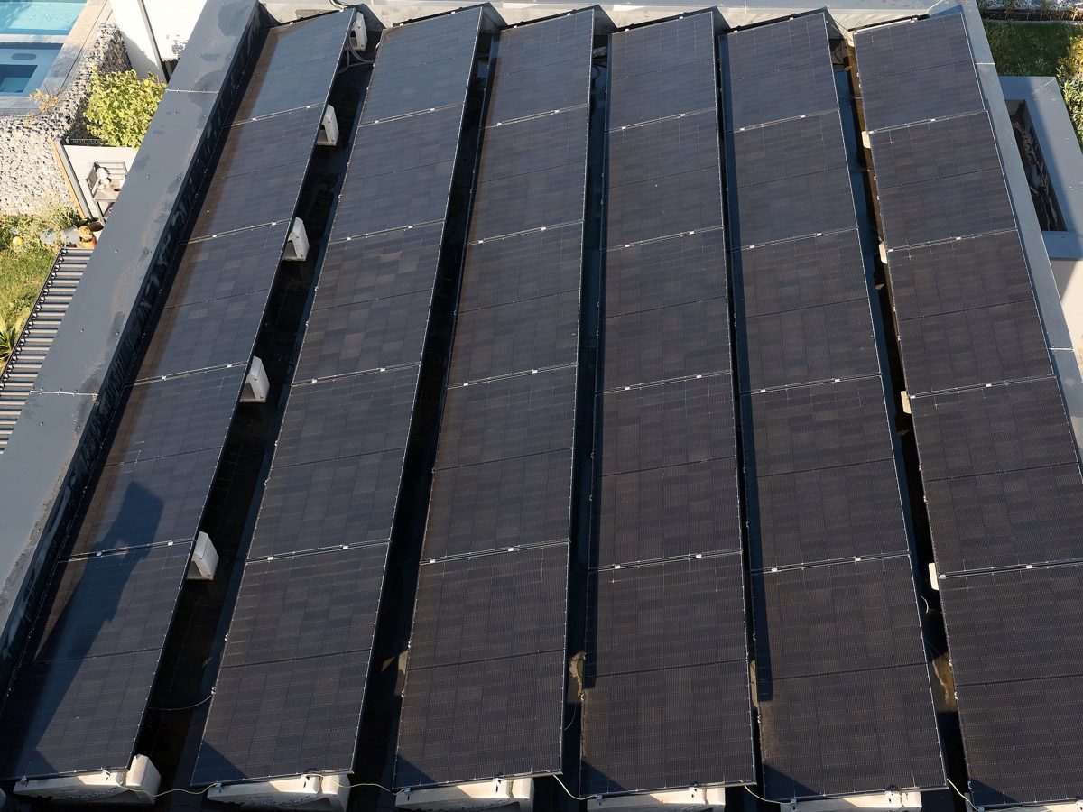 Rangées de panneaux solaires sur toiture plate, vue de côté