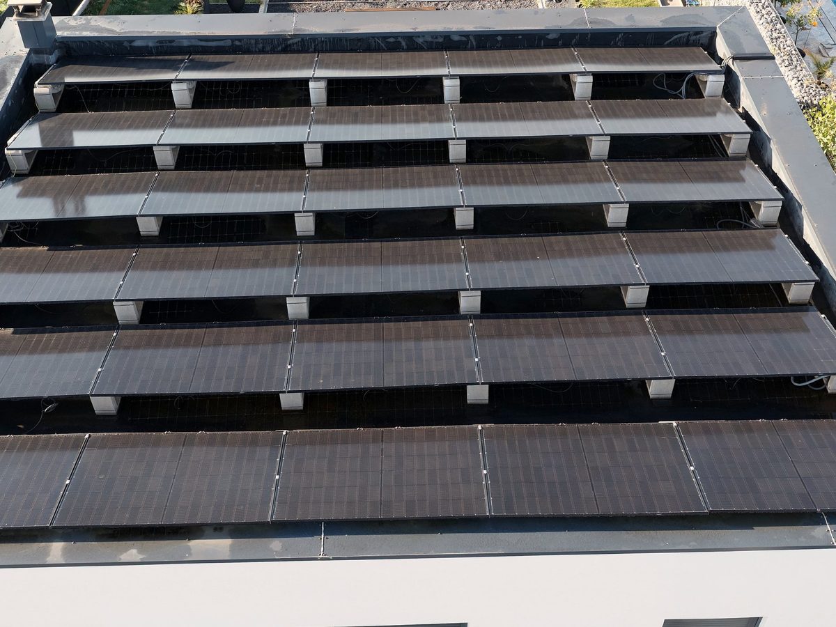 Toiture plate équipée de six rangées de panneaux solaires